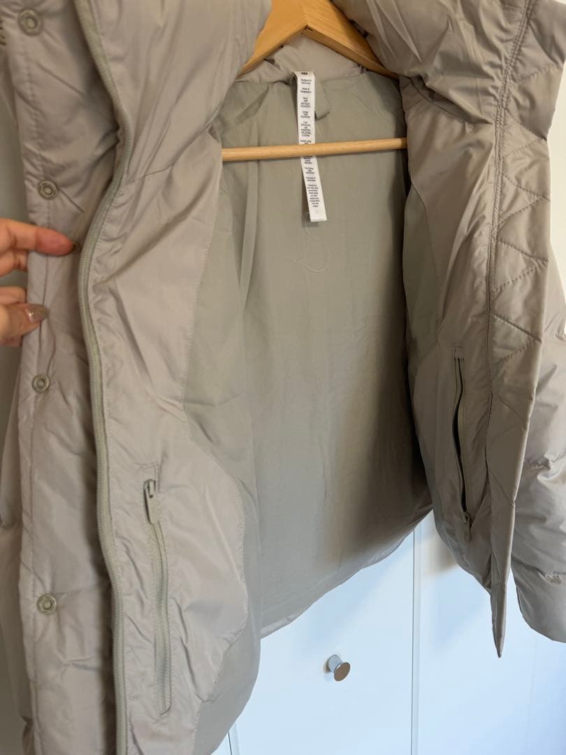 LULULEMON フード付きダウンジャケット