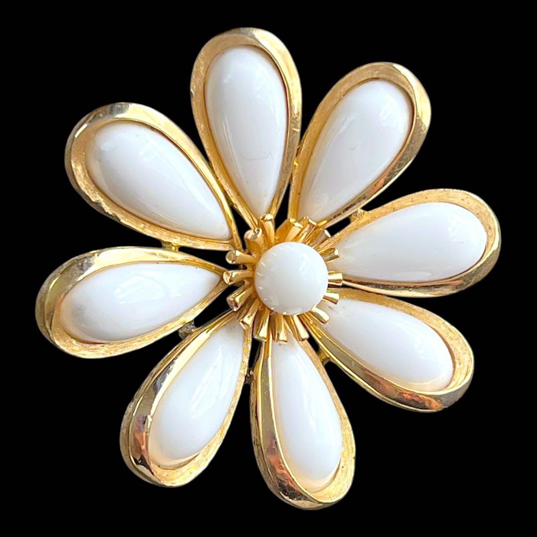 CROWN TRIFARI☆ミルクガラス＆トリファリウムツートンフラワーブローチ