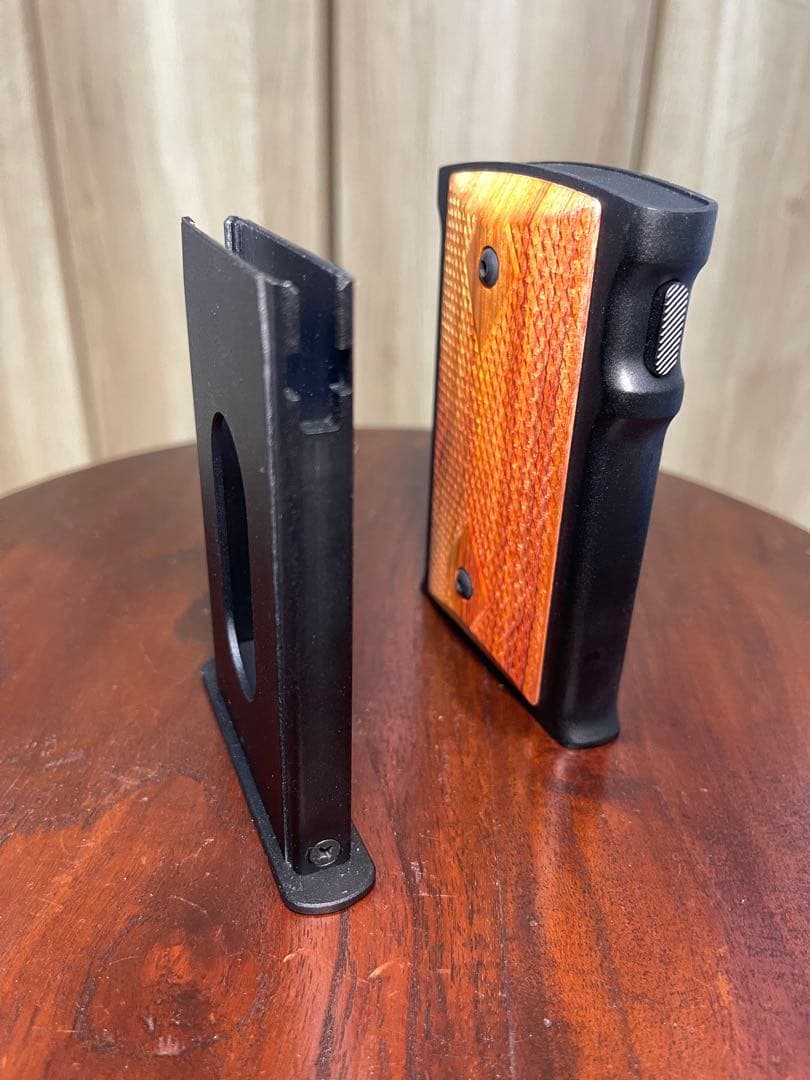 LMC コルト M1911A1風 名刺入れ／ウォールナットグリップ 黒