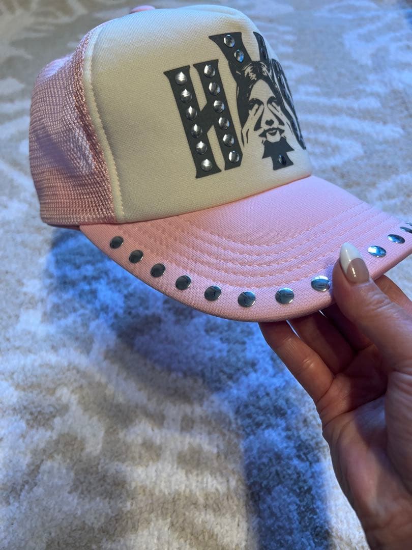 ヒステリックグラマー EVIL スタッズ キャップ ピンク TWICE サナ着用