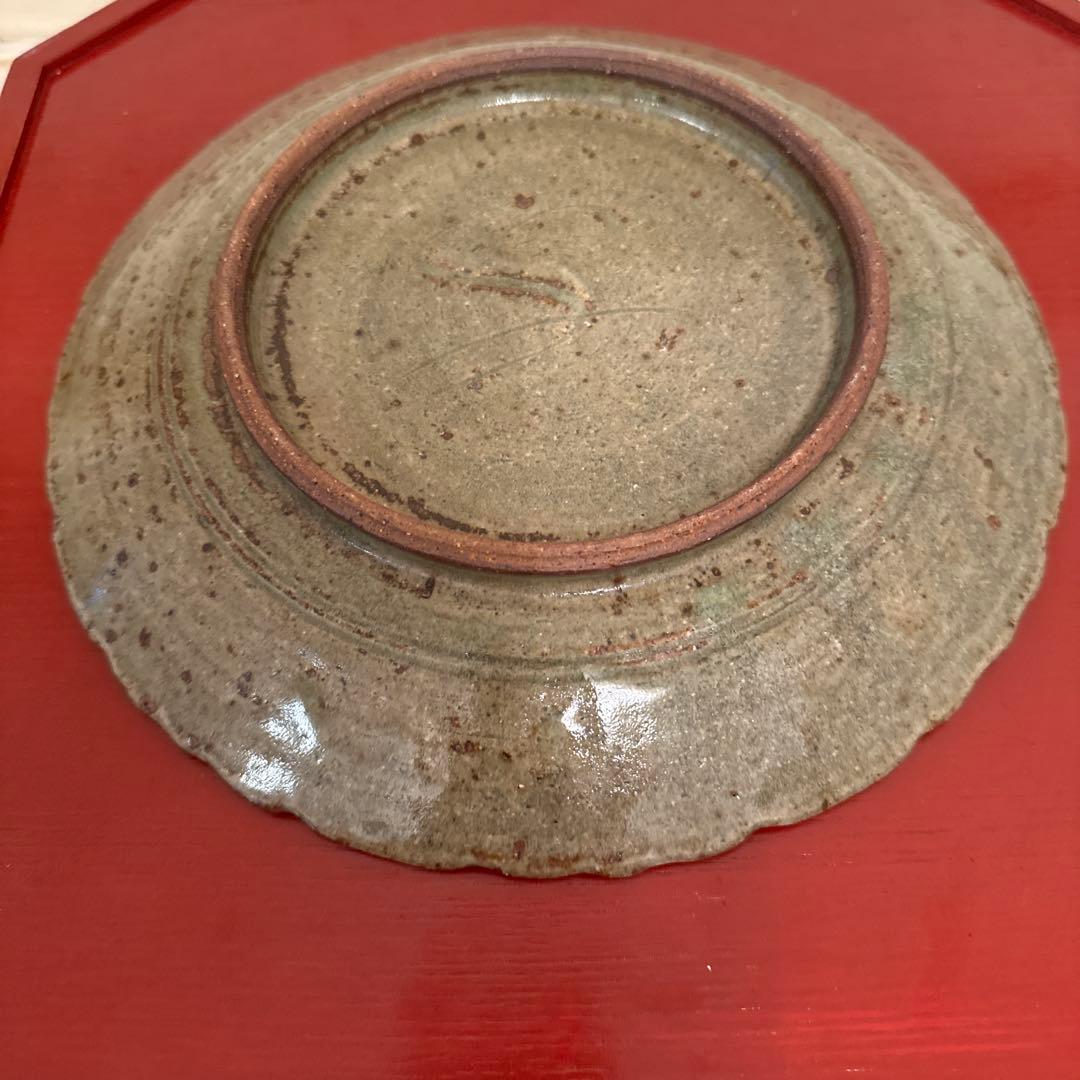 イムサエムさんのお皿 花模様のエンボス加工 陶器プレート 30cm