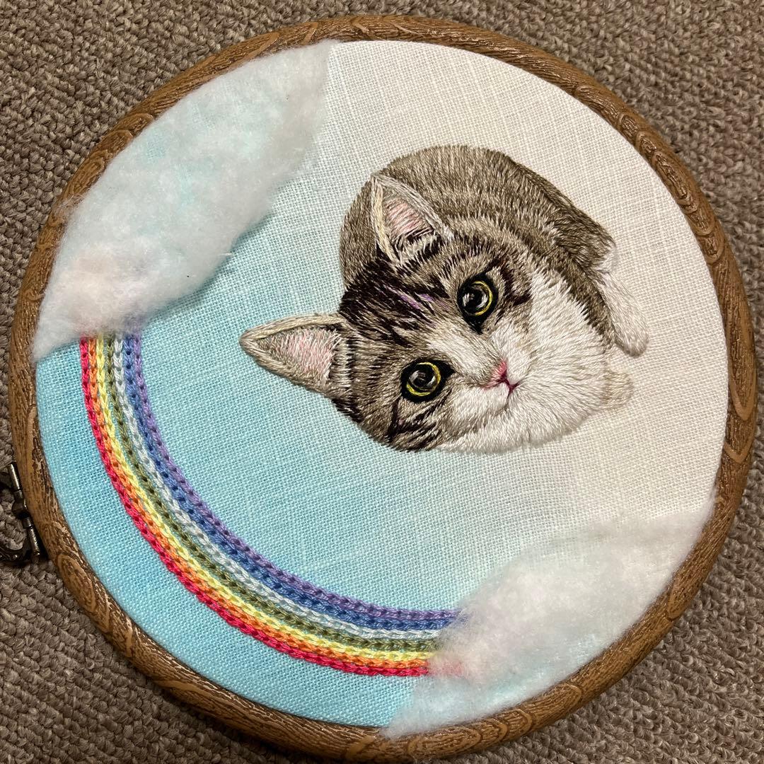 ハンドメイド刺繍フレーム　雨上がりの虹と猫