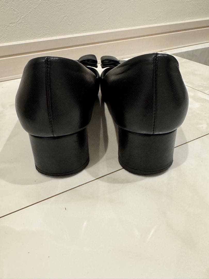 Ferragamo ブラック リボン付きパンプス