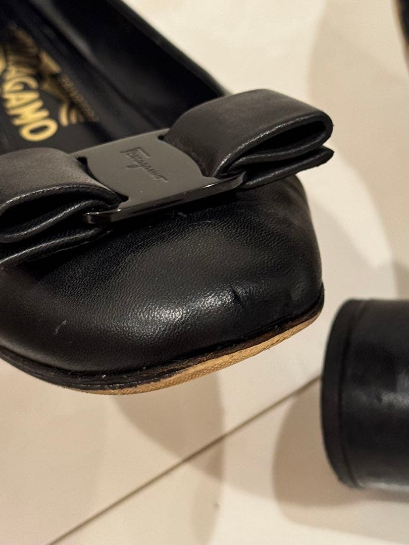 Ferragamo ブラック リボン付きパンプス