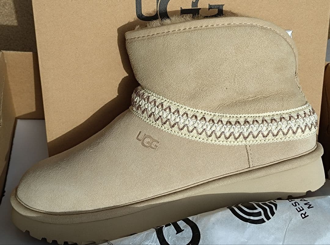 UGG W CLASSIC MINI CRESCENT 25センチ