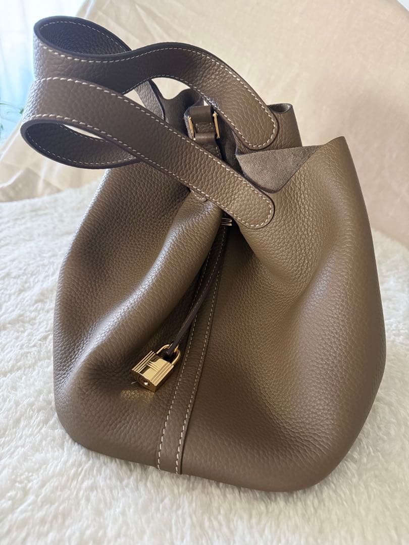 新品本革キューブ型バッグ　レザーハンドバッグ　新品レザーバック