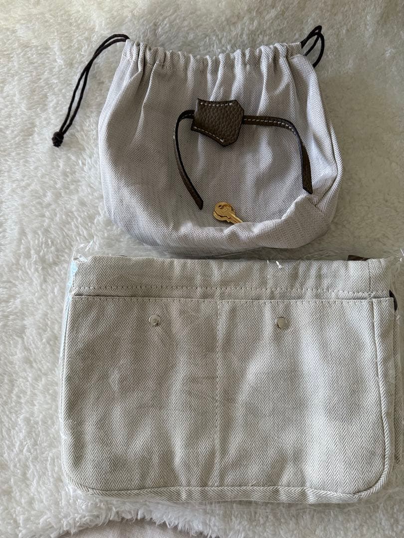 新品本革キューブ型バッグ　レザーハンドバッグ　新品レザーバック