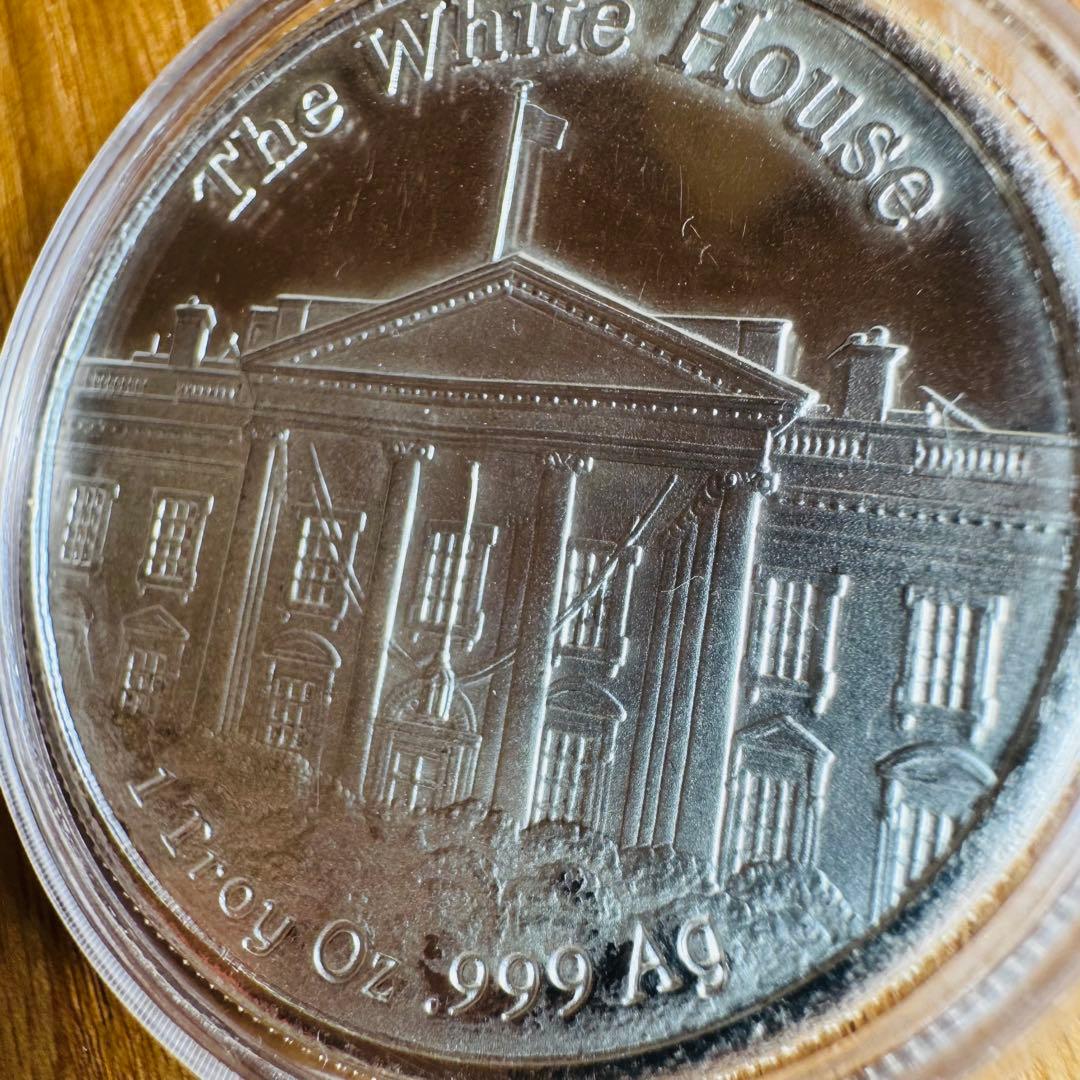 トランプ大統領　1オンス　銀貨　THE WHITE HOUSE 2