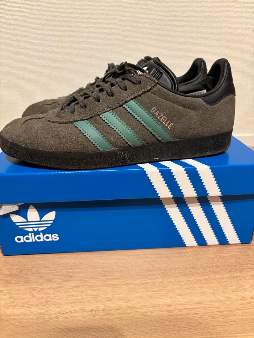 靴 adidas Gazelle Pantone/Core Black