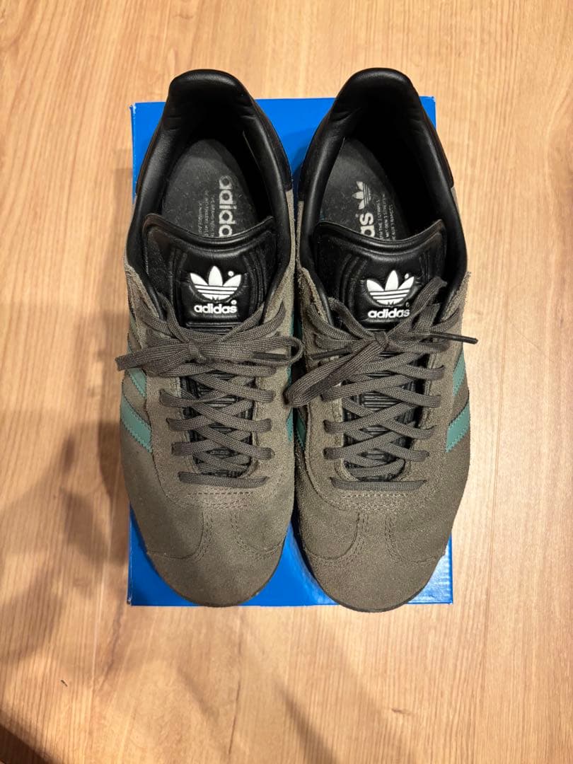 靴 adidas Gazelle Pantone/Core Black