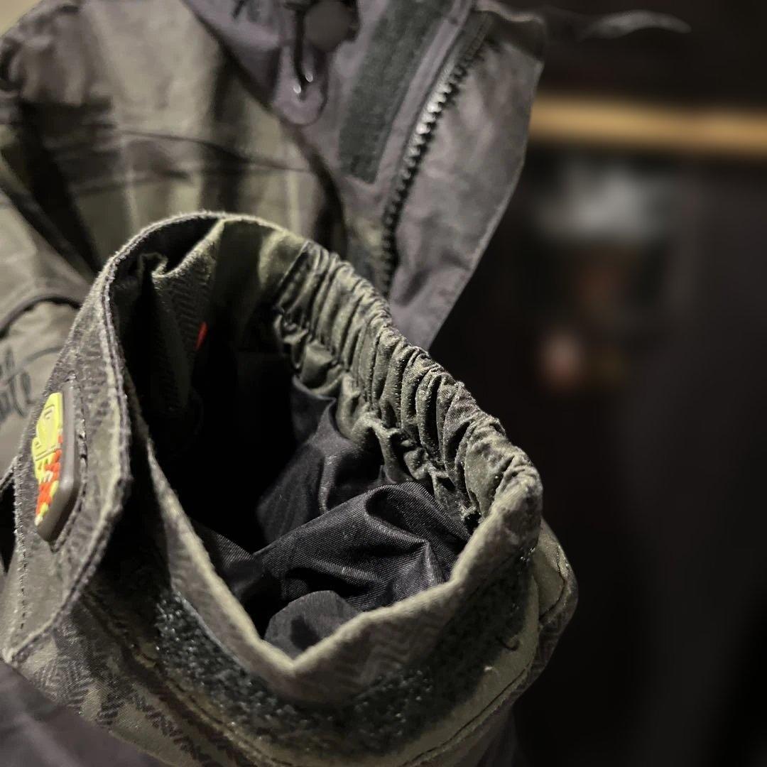 Burton スノーボードウェアLサイズ　ベルト、グローブ付属