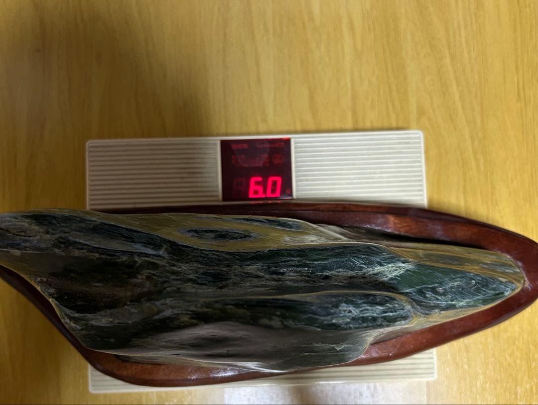 天然ネフライト 翡翠 軟玉 鑑賞石 天然石 自然石 水石 木製台座付き