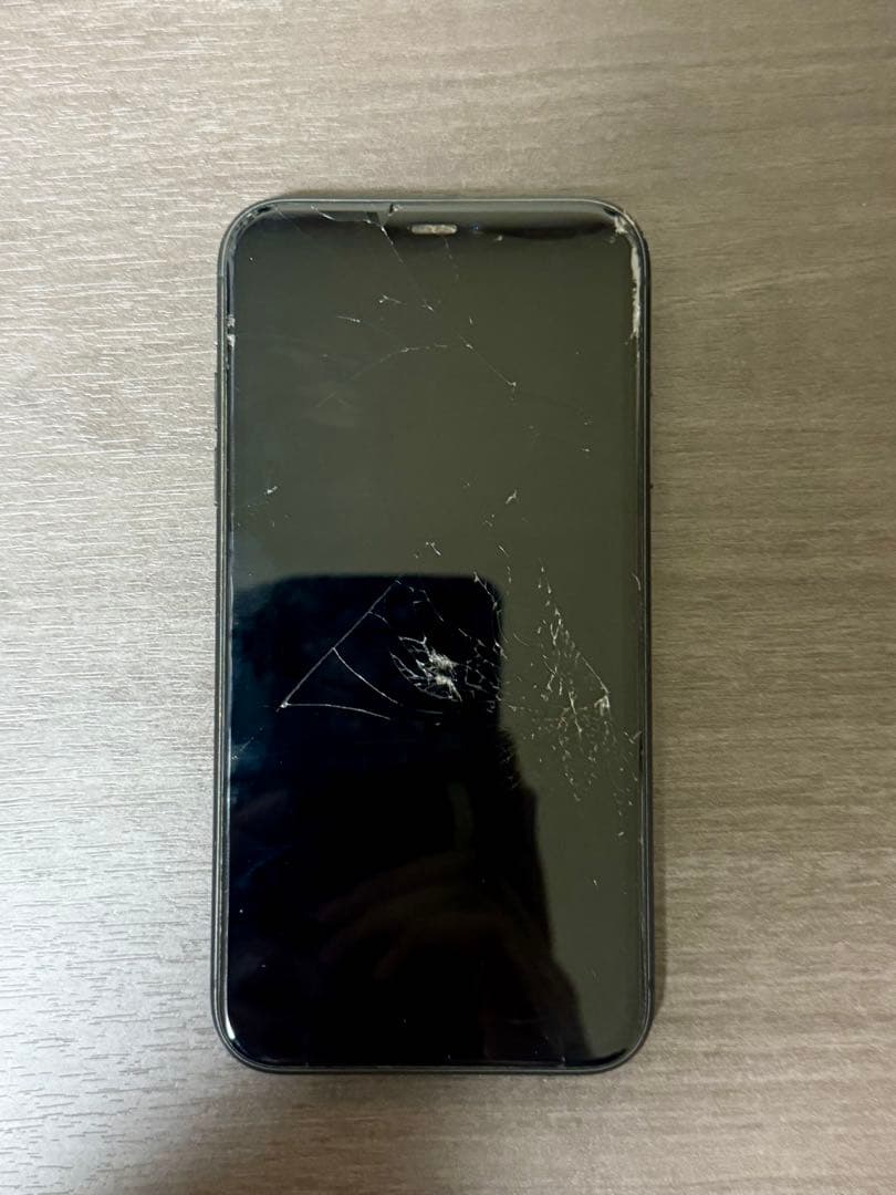 Apple iPhone 11 128GB ブラック 画面ひびあり