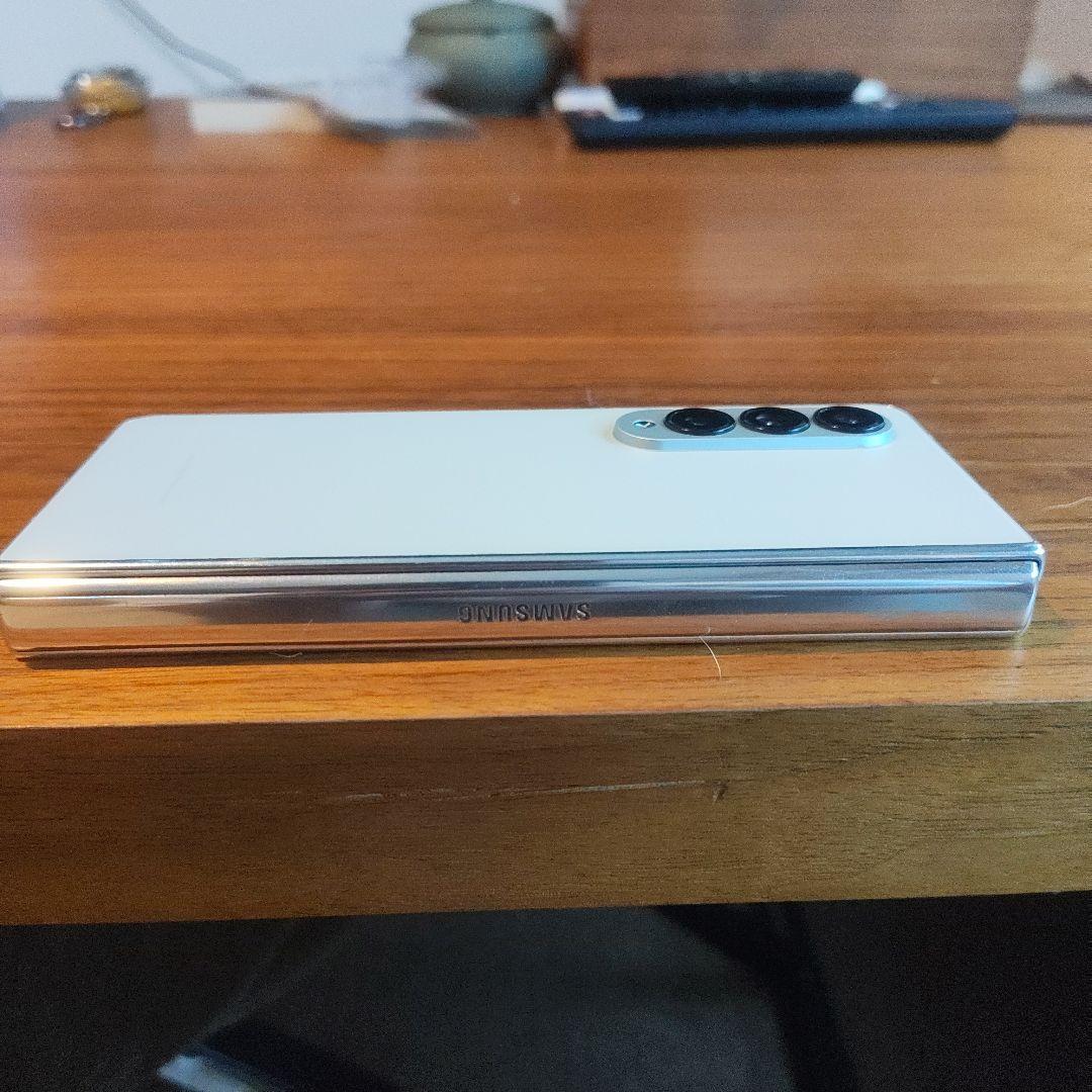 Samsung Galaxy Z Fold4 白色？ ケース 箱付き
