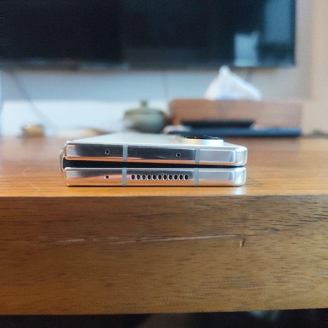 Samsung Galaxy Z Fold4 白色？ ケース 箱付き