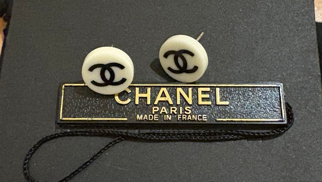 CHANEL ボタンピアス