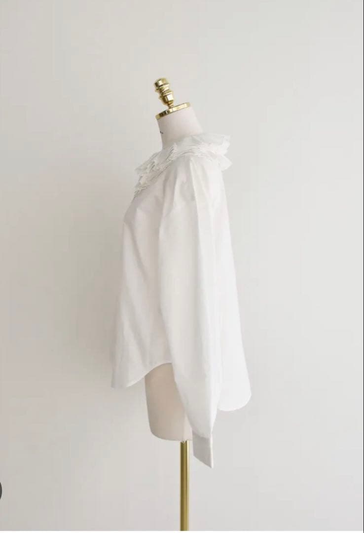 美品　フリル付きホワイトシャツ 長袖