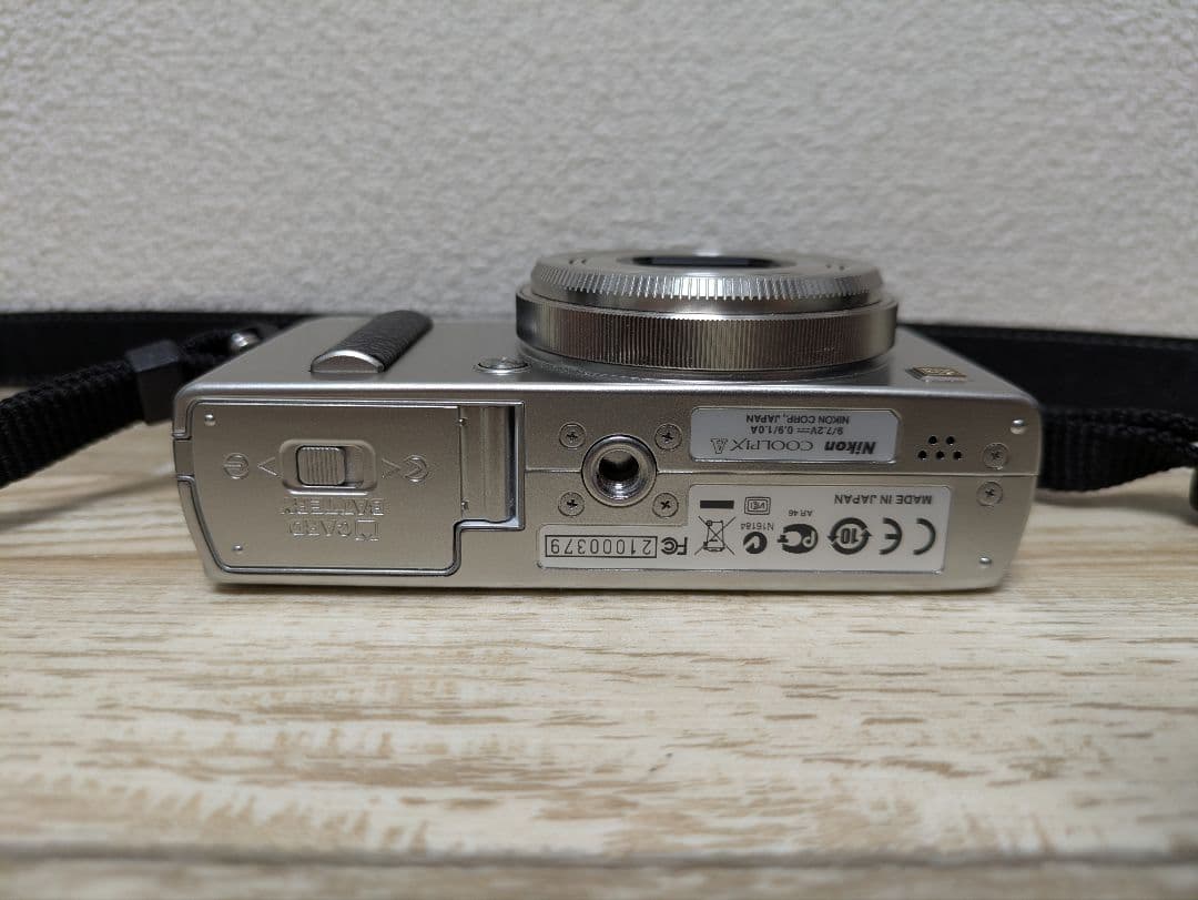 Nikon　COOLPIX　A　DXフォーマット　シルバー　動作品　綺麗