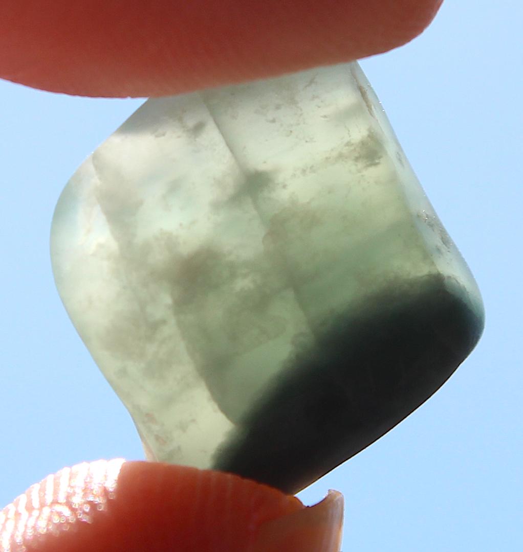 ［半透明の翡翠］糸魚川翡翠 原石 2.2g