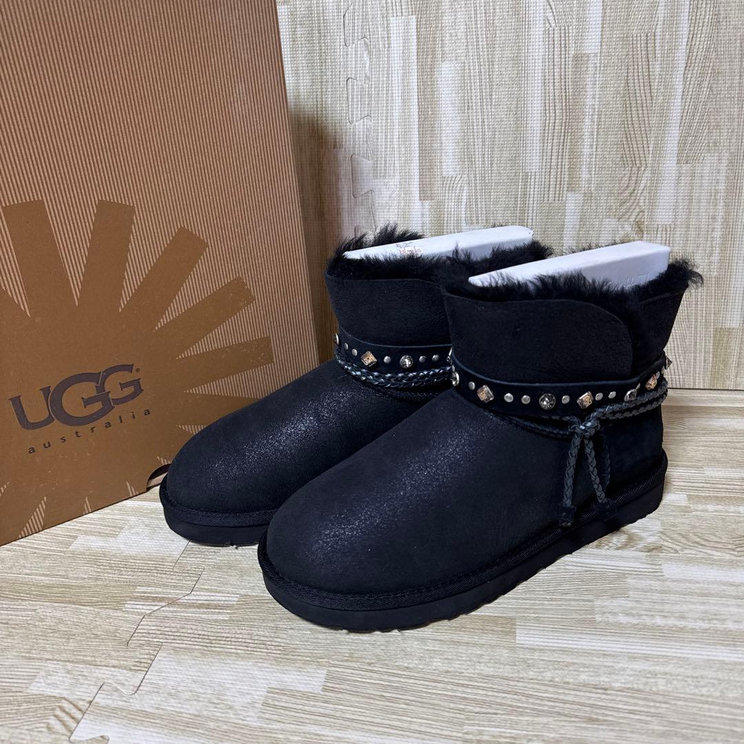 【新品級】UGG アグ　黒ムートンブーツスワロフスキー　◆みかりん◆