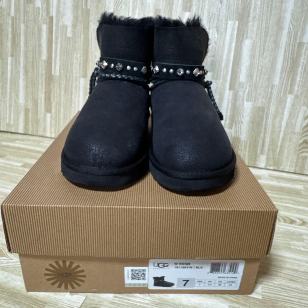 【新品級】UGG アグ　黒ムートンブーツスワロフスキー　◆みかりん◆