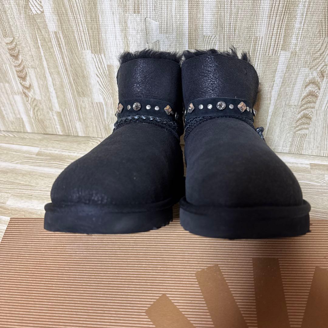 【新品級】UGG アグ　黒ムートンブーツスワロフスキー　◆みかりん◆