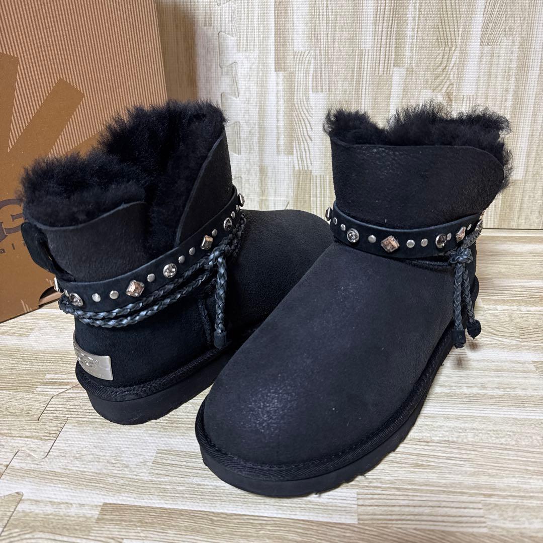 【新品級】UGG アグ　黒ムートンブーツスワロフスキー　◆みかりん◆