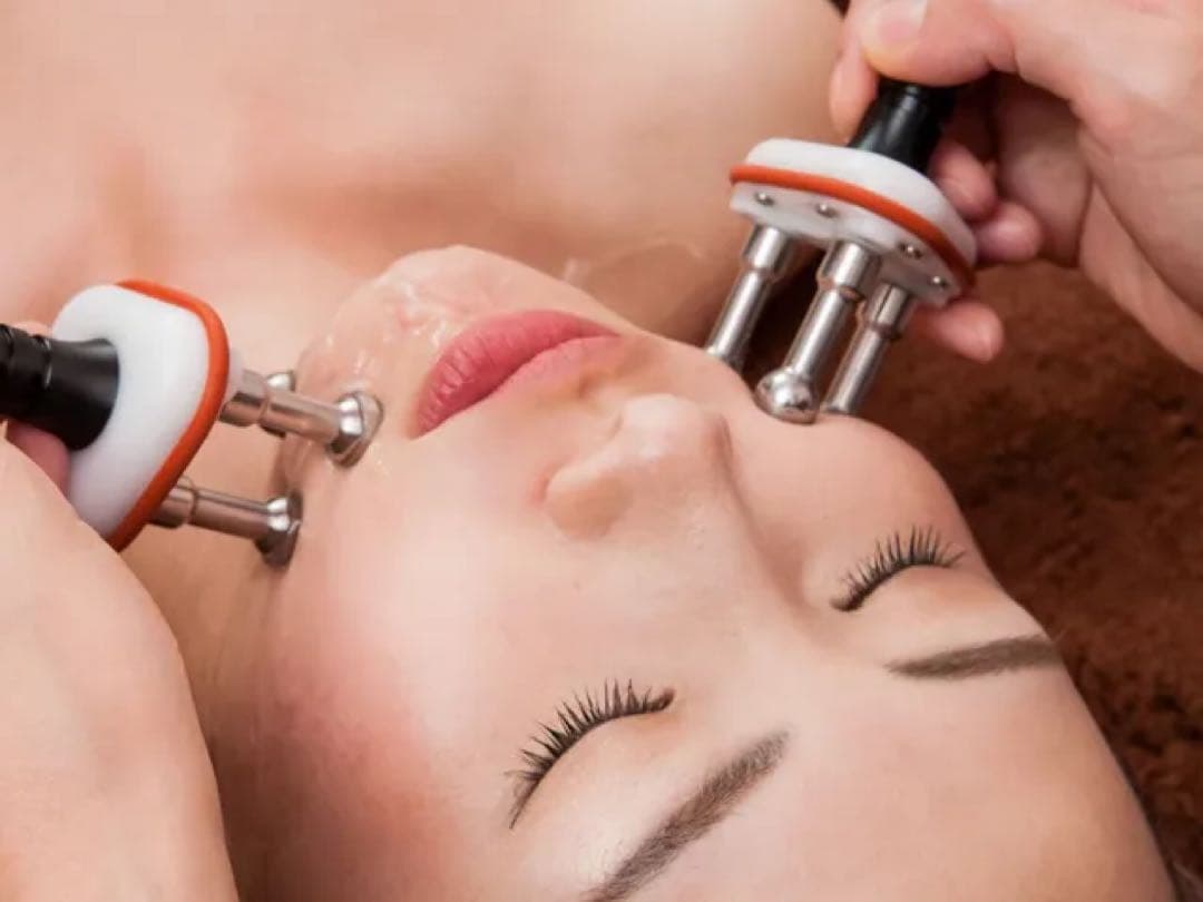 フェイシャルムーヴ　美顔器　エレクトロポレーション　たるみ　しわ　表情筋