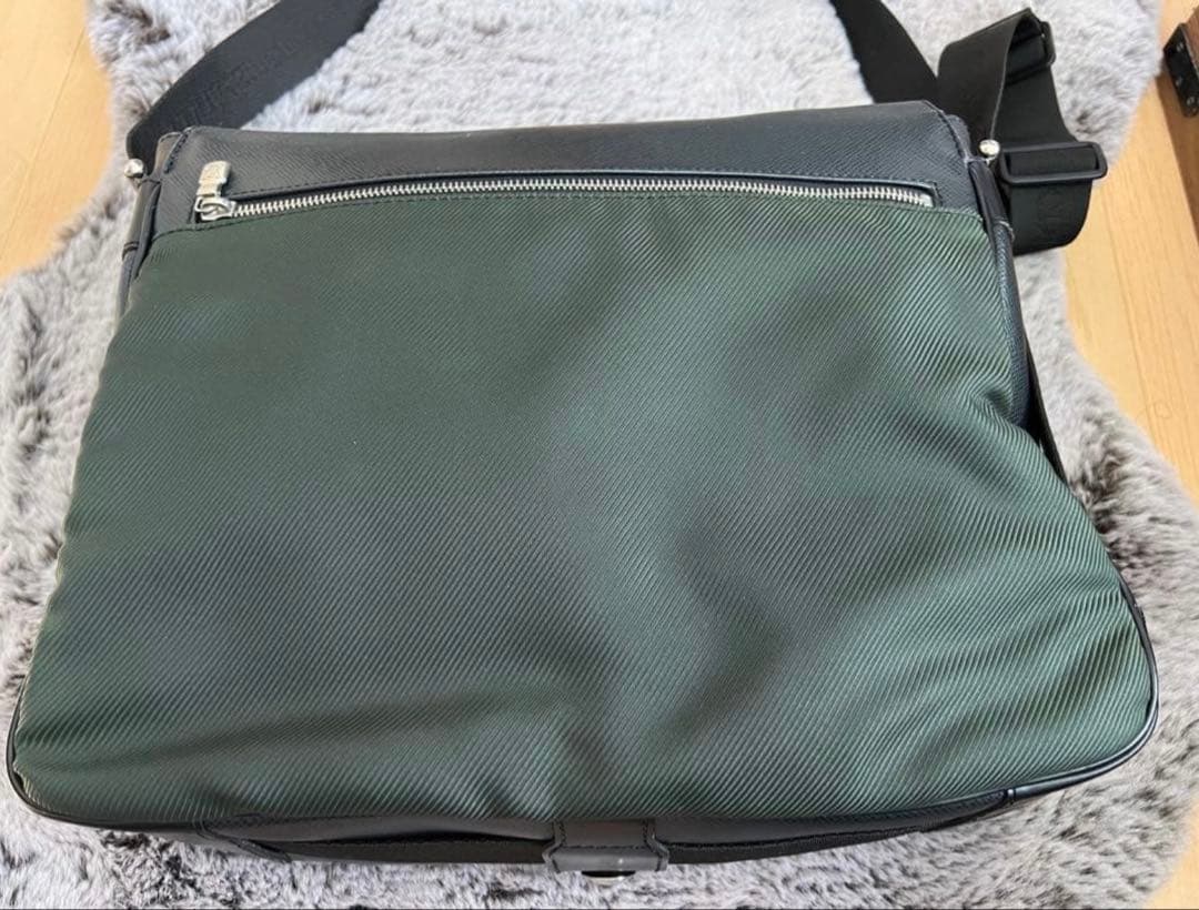 ルイヴィトン LOUIS VUITTON M30142 タイガ ヴィクトール