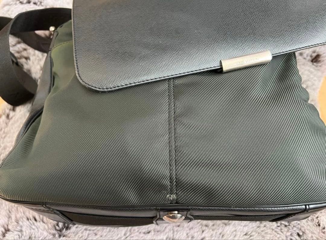 ルイヴィトン LOUIS VUITTON M30142 タイガ ヴィクトール