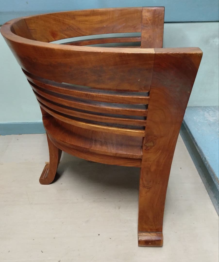 曲線美が美しいスタイリッシュなチェアー　重厚　頑丈　直接引取り歓迎