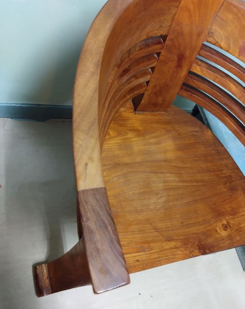 曲線美が美しいスタイリッシュなチェアー　重厚　頑丈　直接引取り歓迎