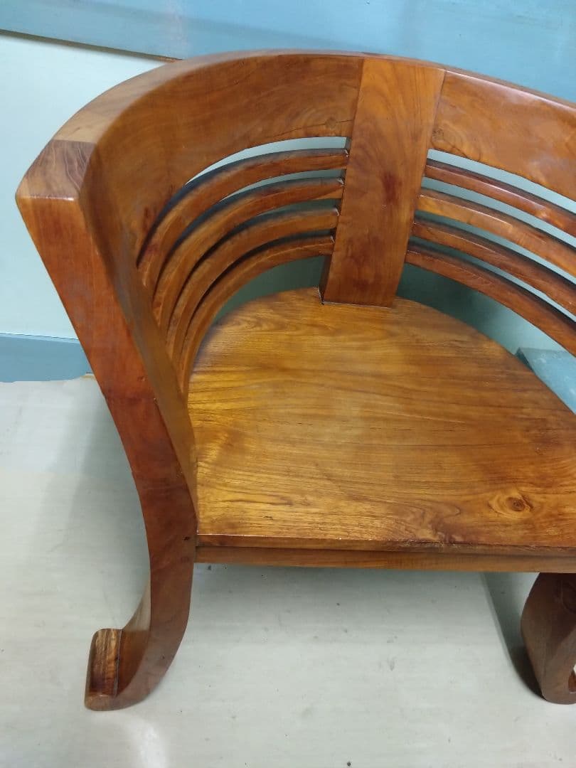 曲線美が美しいスタイリッシュなチェアー　重厚　頑丈　直接引取り歓迎