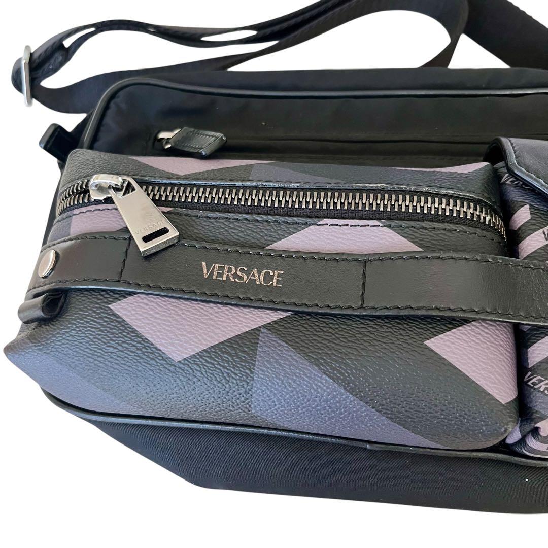 人気　ヴェルサーチ　ショルダーバッグ　斜めがけ　チェック　ブラック　黒　メンズ