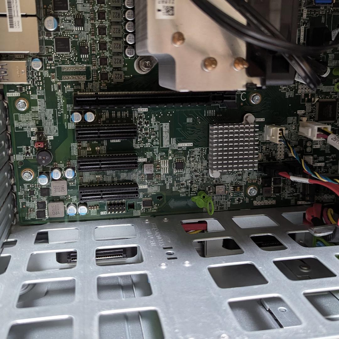 サーバー Fujitsu PRIMERGY TX1310 M5; 8GB; RAID1