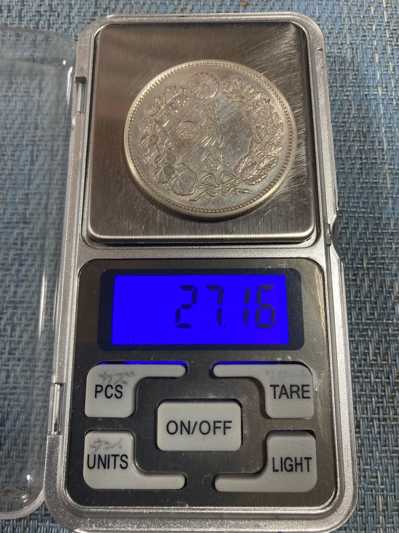 貿易銀　明治八年　左丸銀　　　　　約38.78㎜　約27.16g