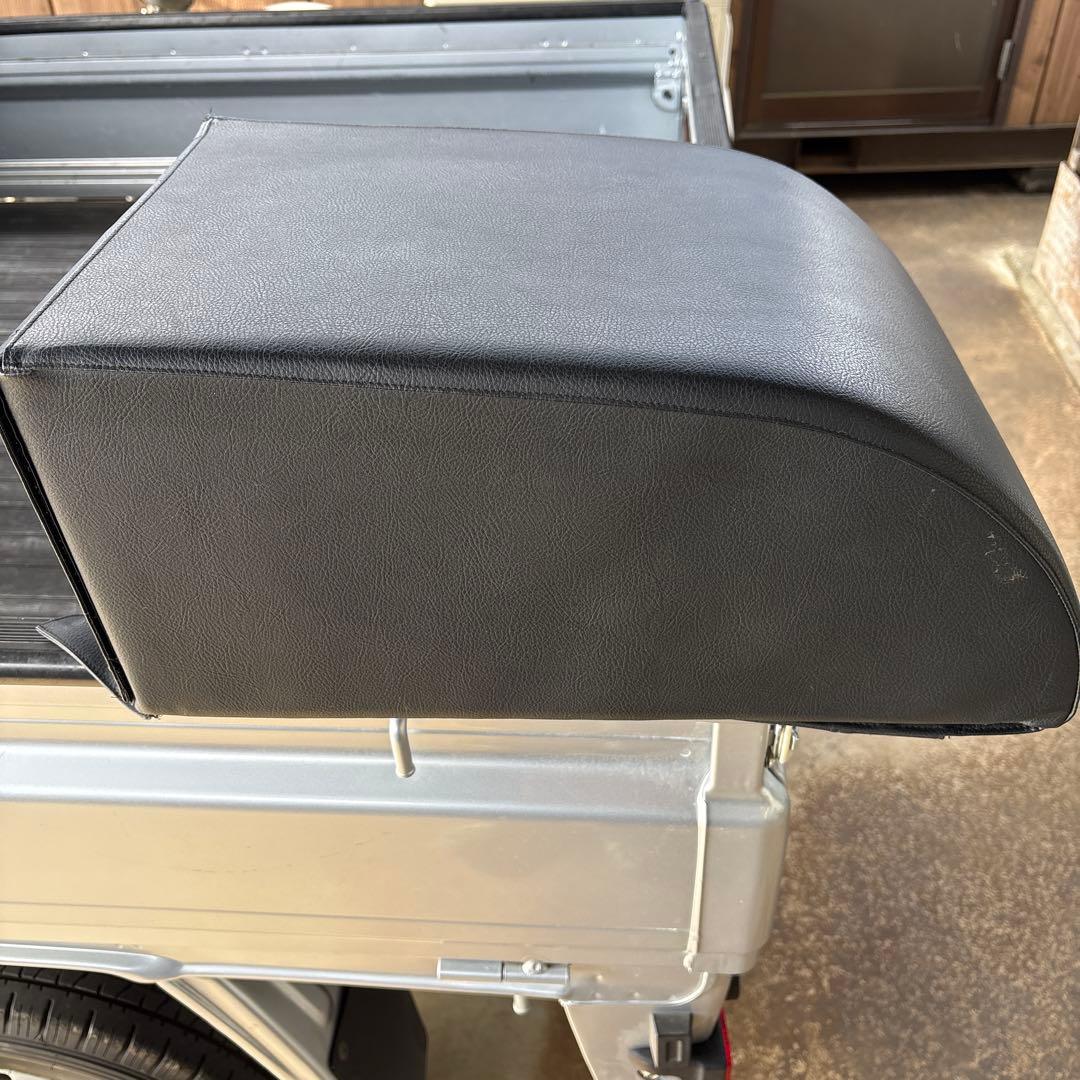 UI vehicle(ユーアイビークル) セカンドシートアームレスト　ハイエース