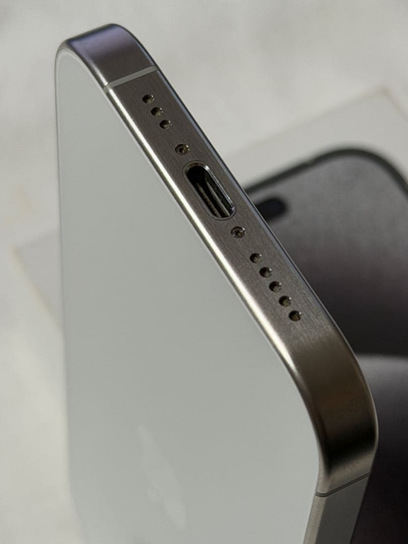 カナダ版 iPhone15 Pro 256GB ホワイトチタニウム 技適あり