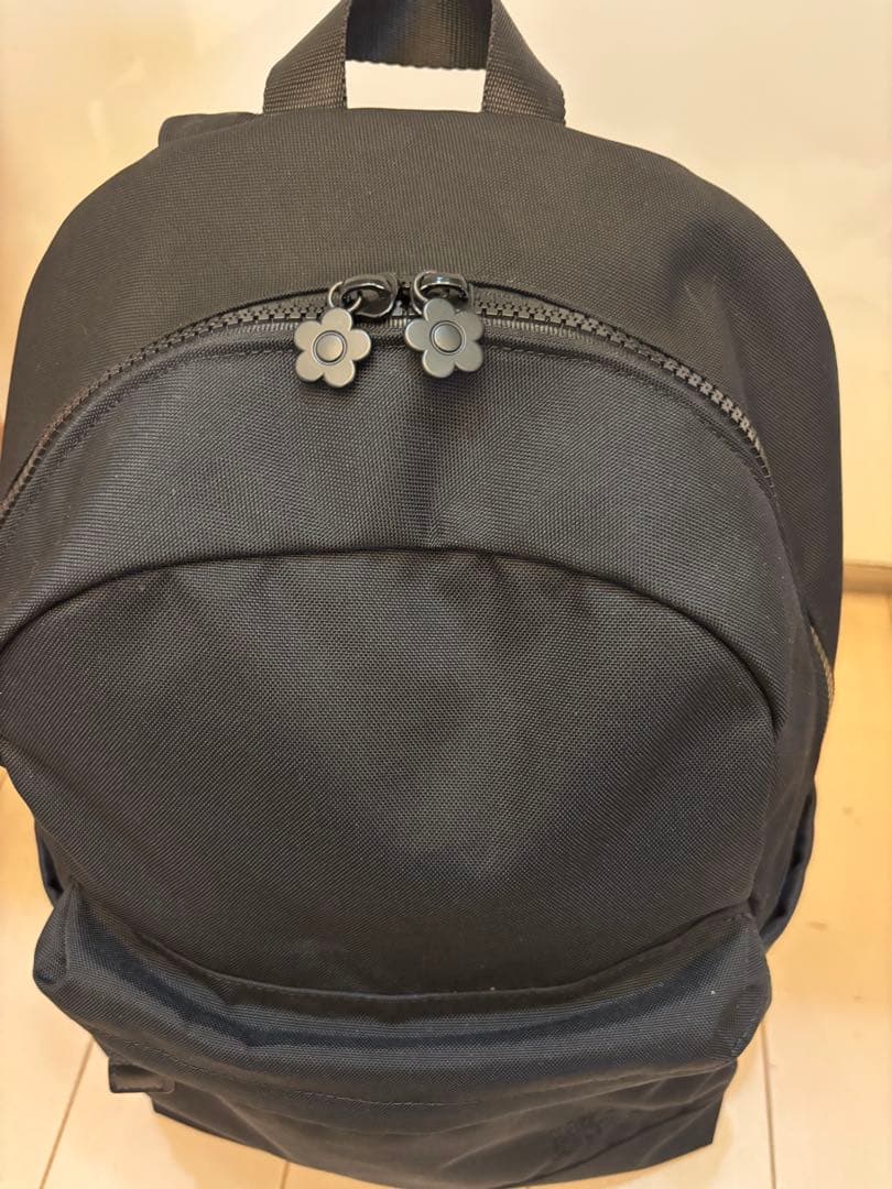 マリークワント　オールブラックシンプルロゴリュック