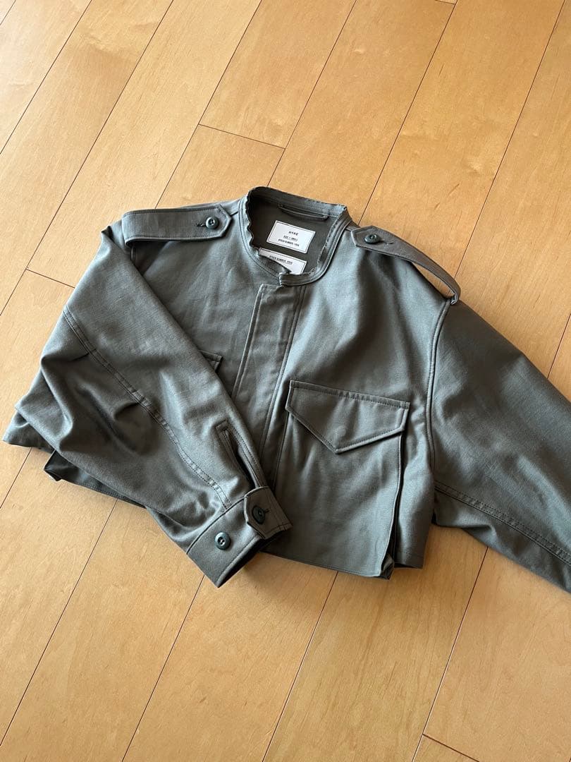 HYKE オリーブ クロップドジャケット ショルダーパッド付き