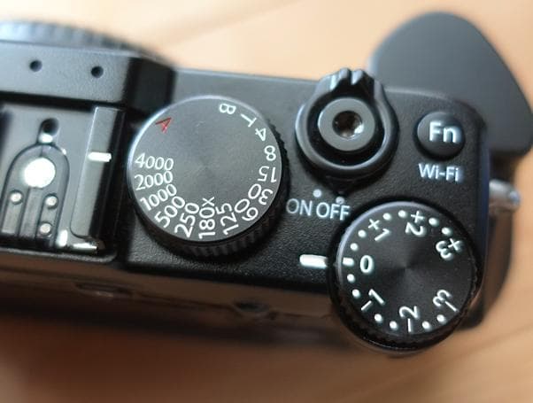 富士フイルム X-E2 ボディ ブラック_カメラブラケット付き