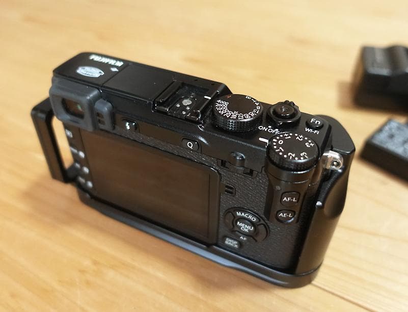 富士フイルム X-E2 ボディ ブラック_カメラブラケット付き