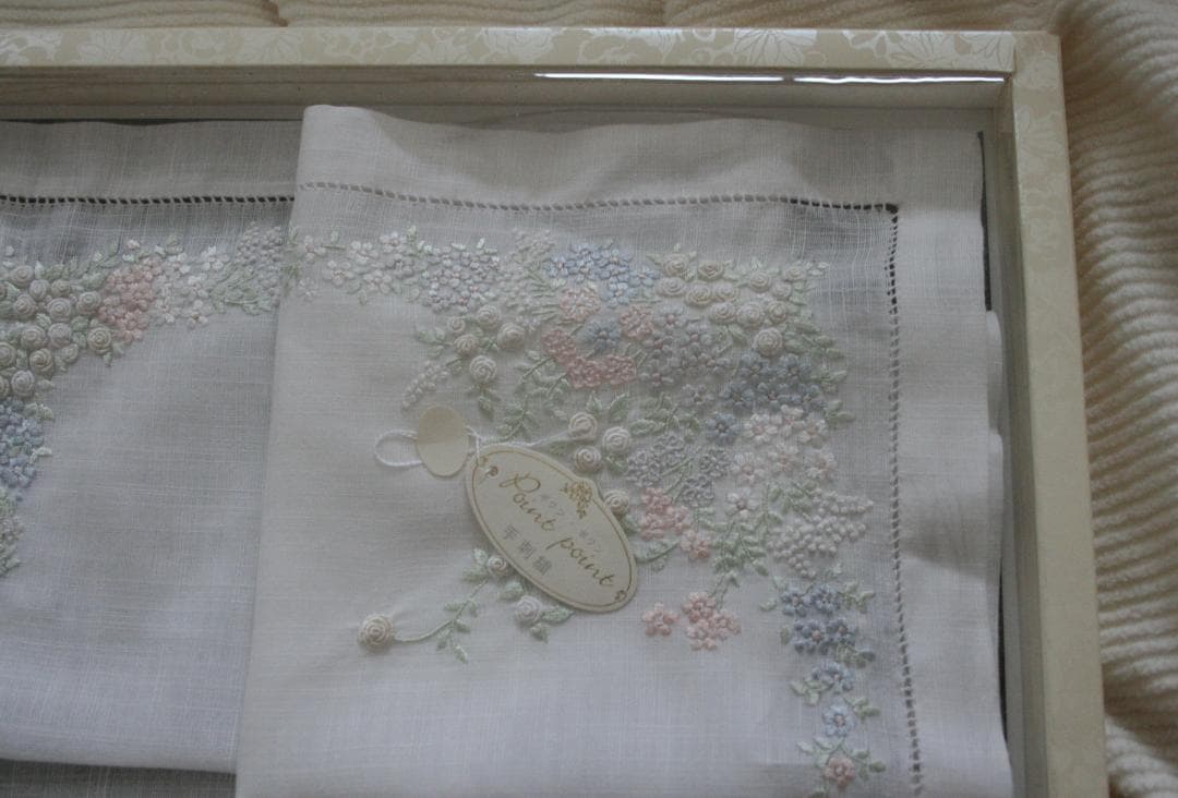 未使用品★ポアンポアン　ベトナム手刺繍　ハンカチ★淡い小花柄