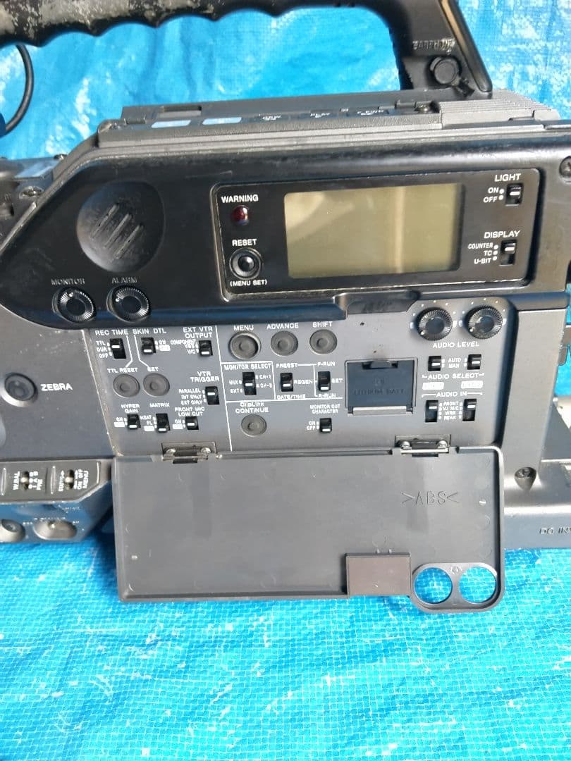 業務用ビデオカメラ DSR-300 中古品の出品です。