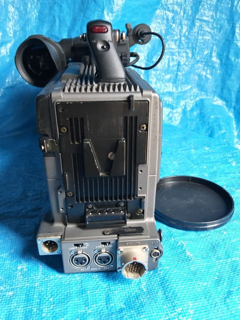 業務用ビデオカメラ DSR-300 中古品の出品です。