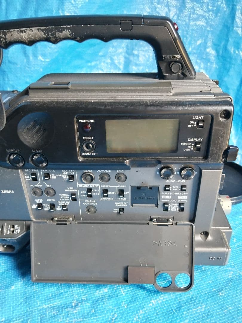 業務用ビデオカメラ DSR-300 中古品の出品です。