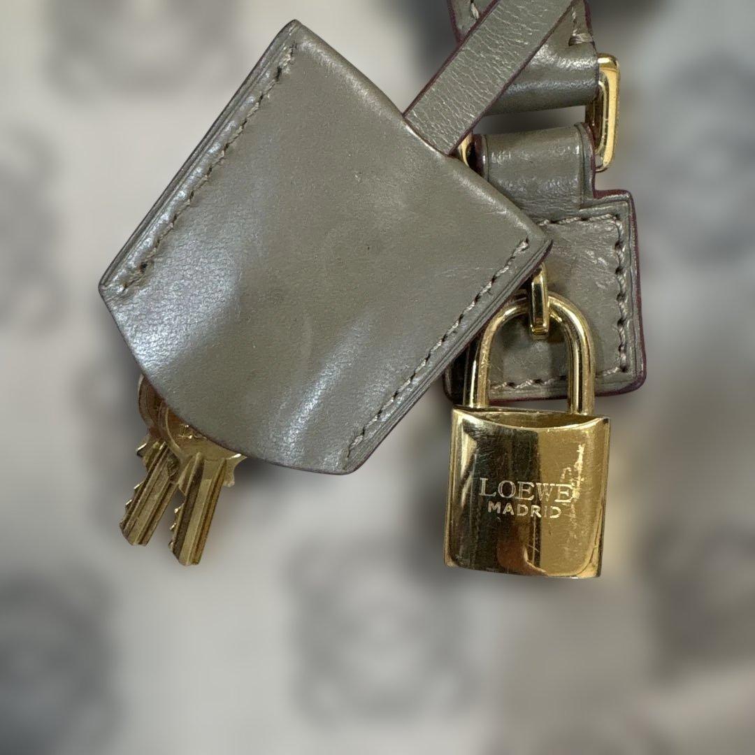 LOEWE グレー ロゴデザイン ハンドバッグ