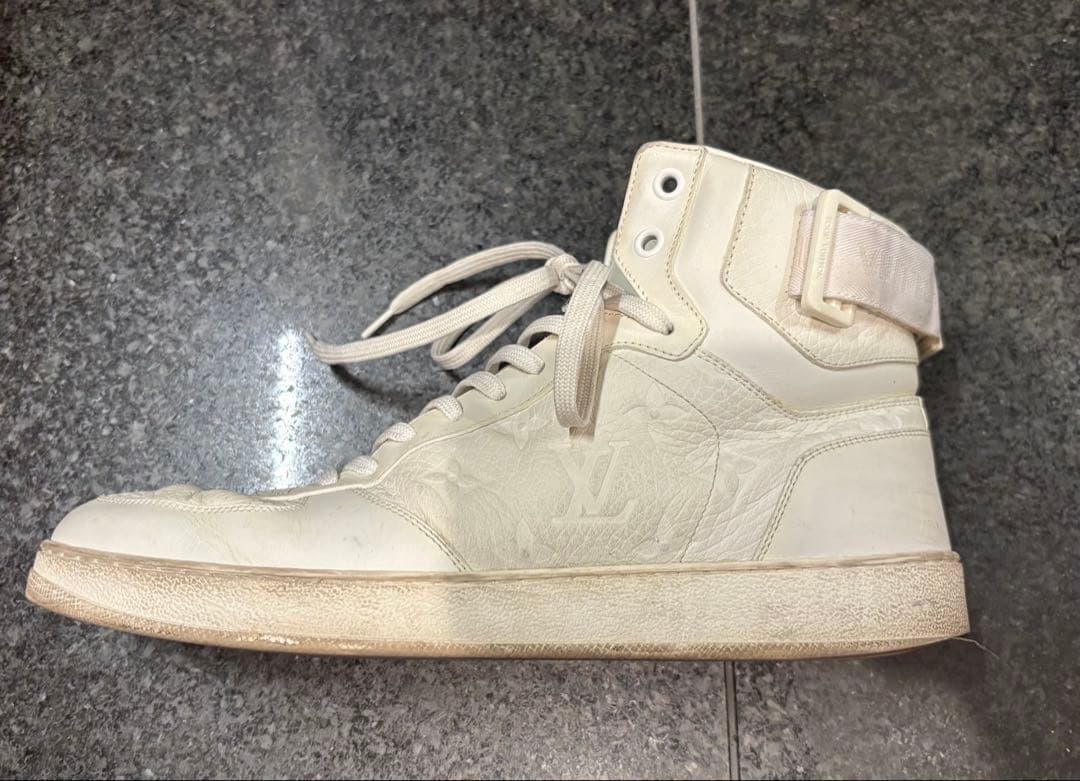 ルイヴィトン エンボス モノグラムハイカットスニーカー
