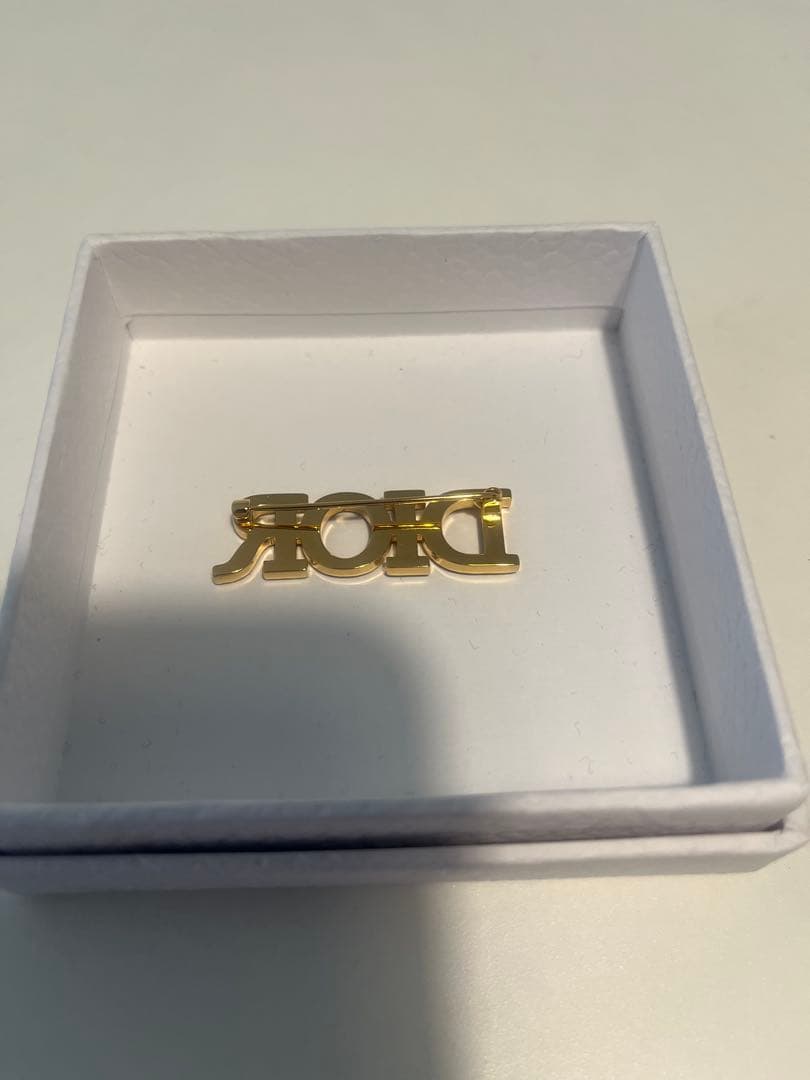 Dior ロゴブローチ