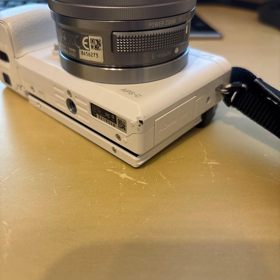 【低ショット1800回】SONY α6000 標準レンズセット ホワイト おまけ